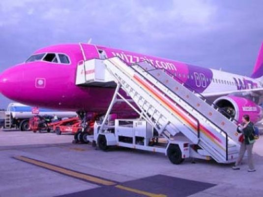 Sute de pasageri afectaţi de întârzierea unor curse ale Wizz Air